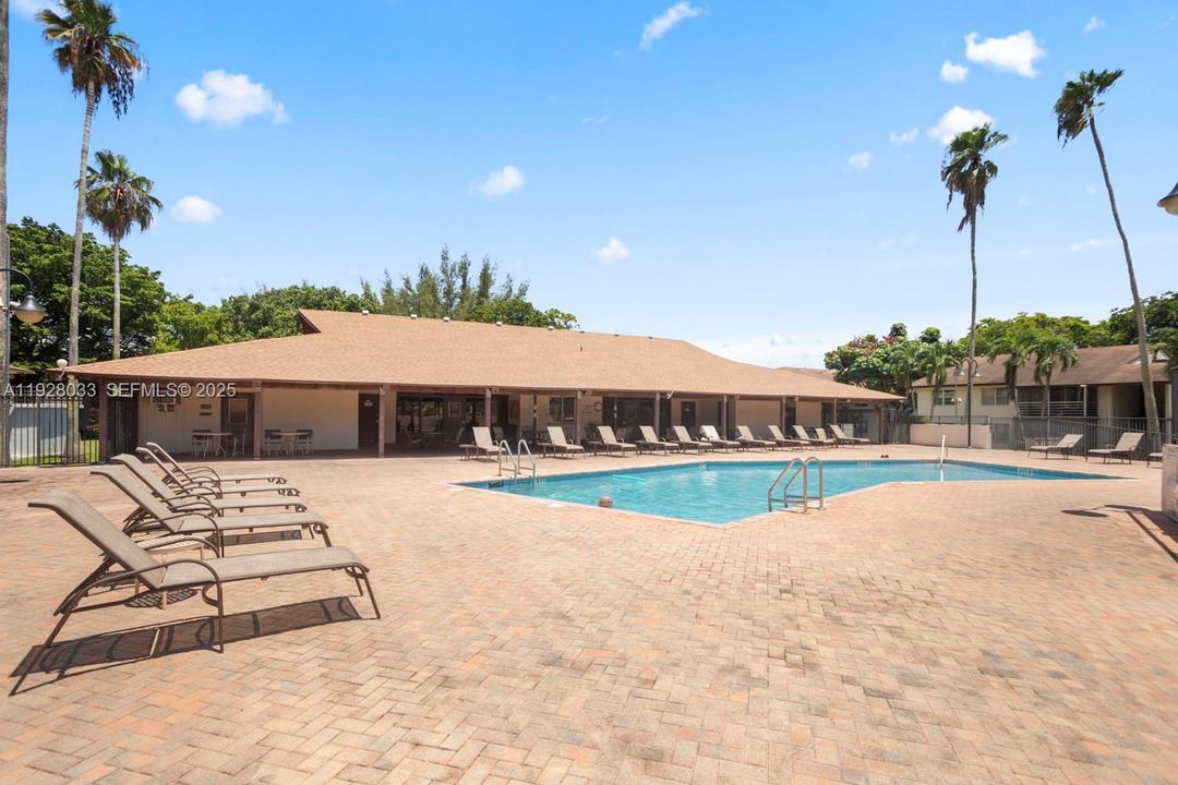 待售: $143,000 (1 贝兹, 1 浴室, 738 平方英尺)