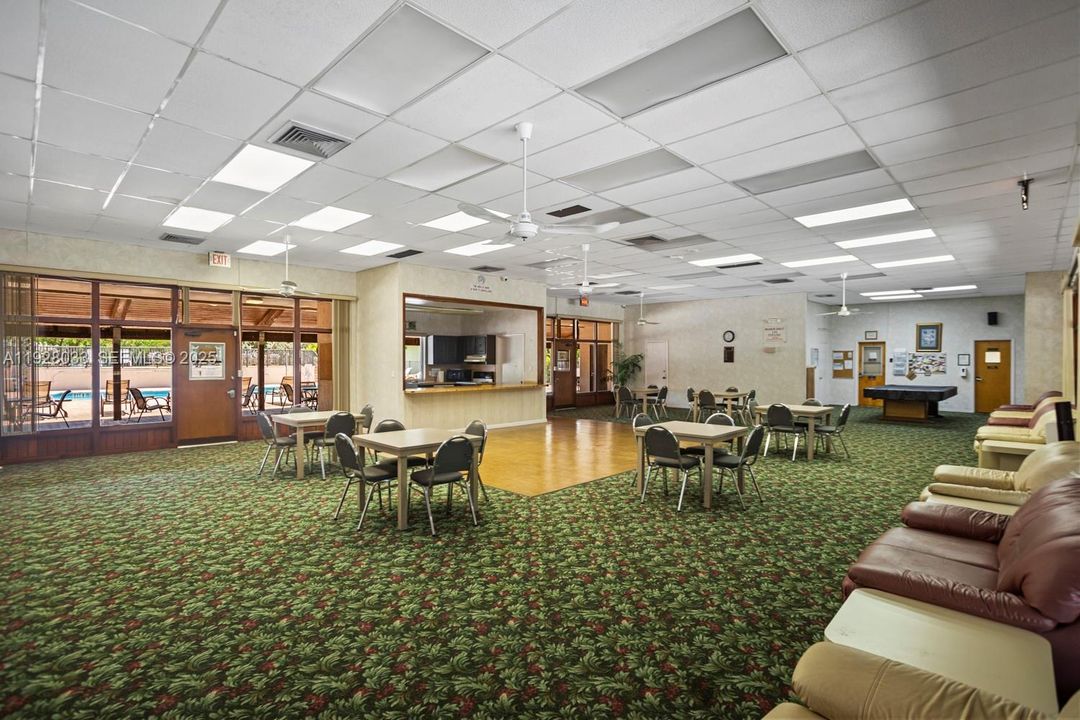 待售: $143,000 (1 贝兹, 1 浴室, 738 平方英尺)