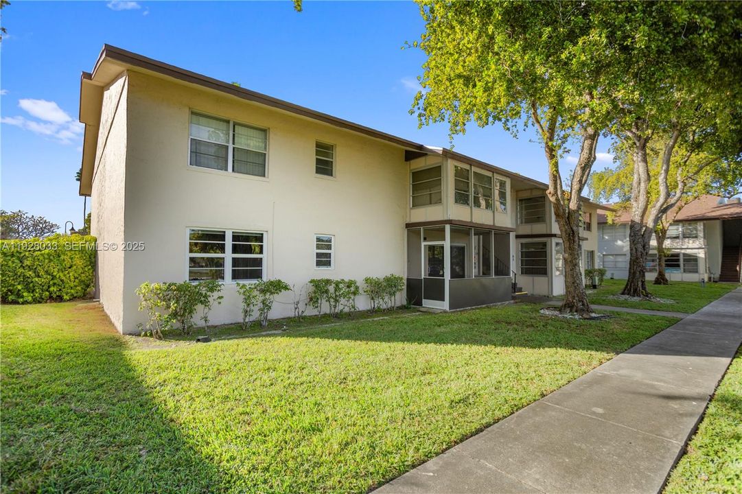 待售: $143,000 (1 贝兹, 1 浴室, 738 平方英尺)