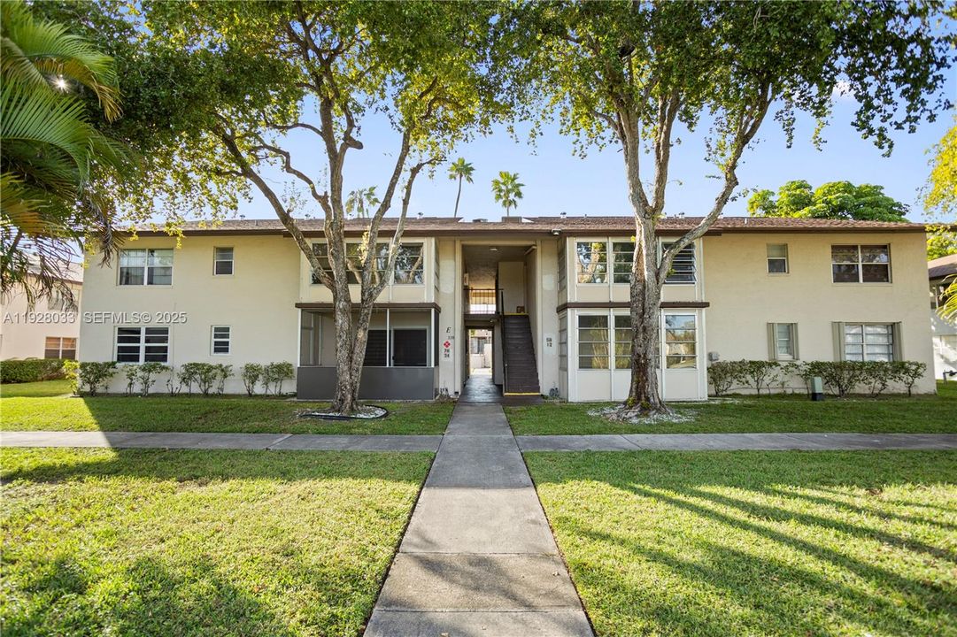 待售: $143,000 (1 贝兹, 1 浴室, 738 平方英尺)