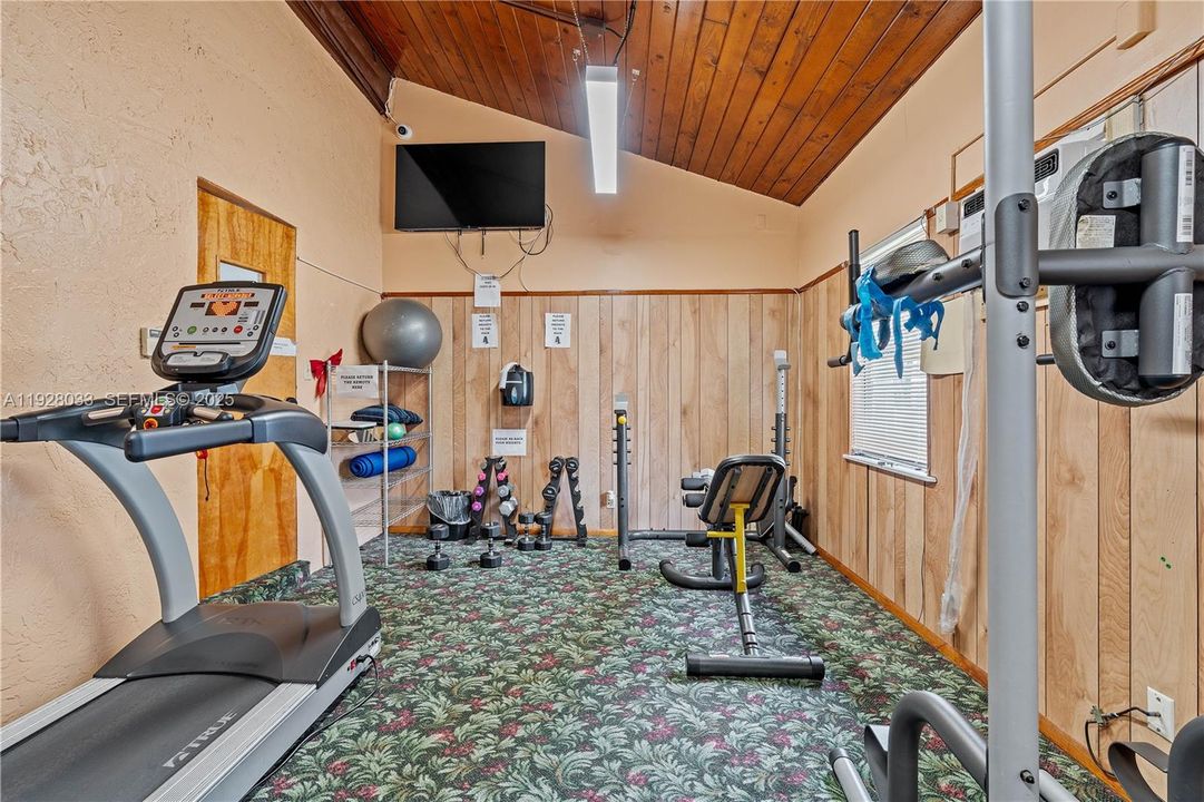 For Sale: $143,000 (1 beds, 1 baths, 738 Square Feet)