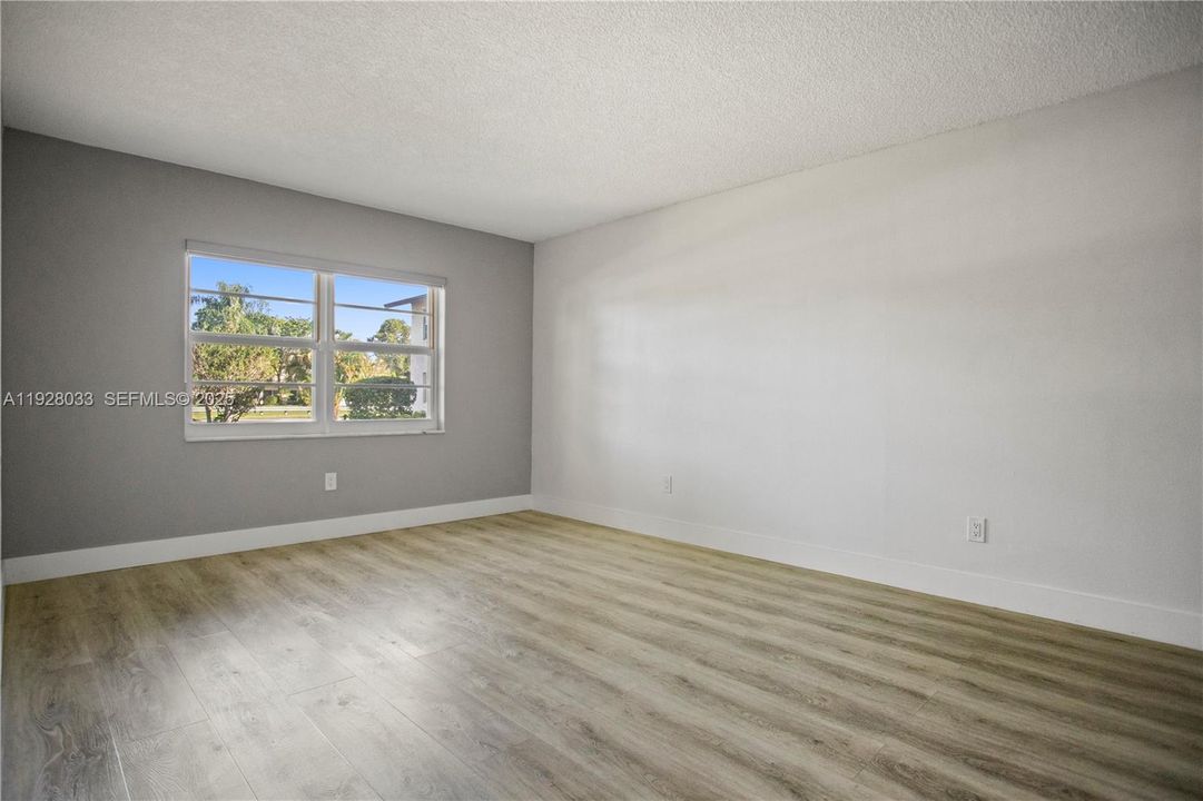 待售: $143,000 (1 贝兹, 1 浴室, 738 平方英尺)