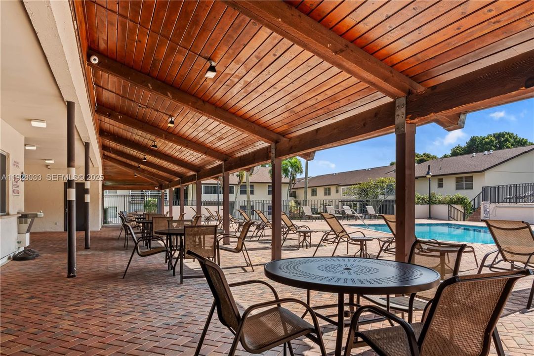 For Sale: $143,000 (1 beds, 1 baths, 738 Square Feet)