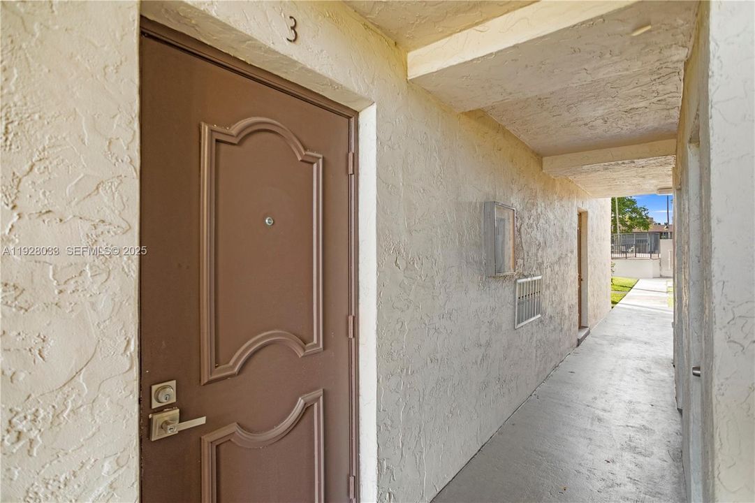 待售: $143,000 (1 贝兹, 1 浴室, 738 平方英尺)