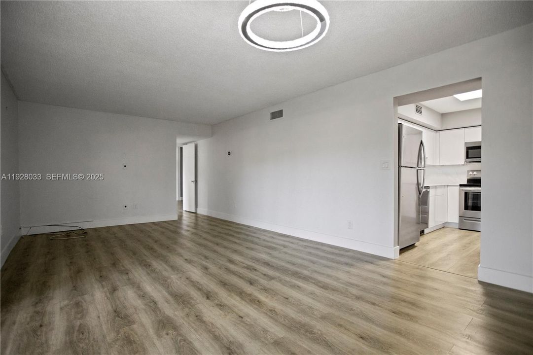 待售: $143,000 (1 贝兹, 1 浴室, 738 平方英尺)