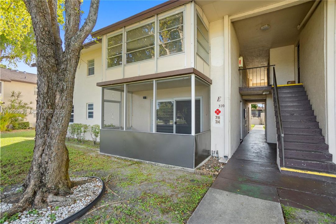 待售: $143,000 (1 贝兹, 1 浴室, 738 平方英尺)