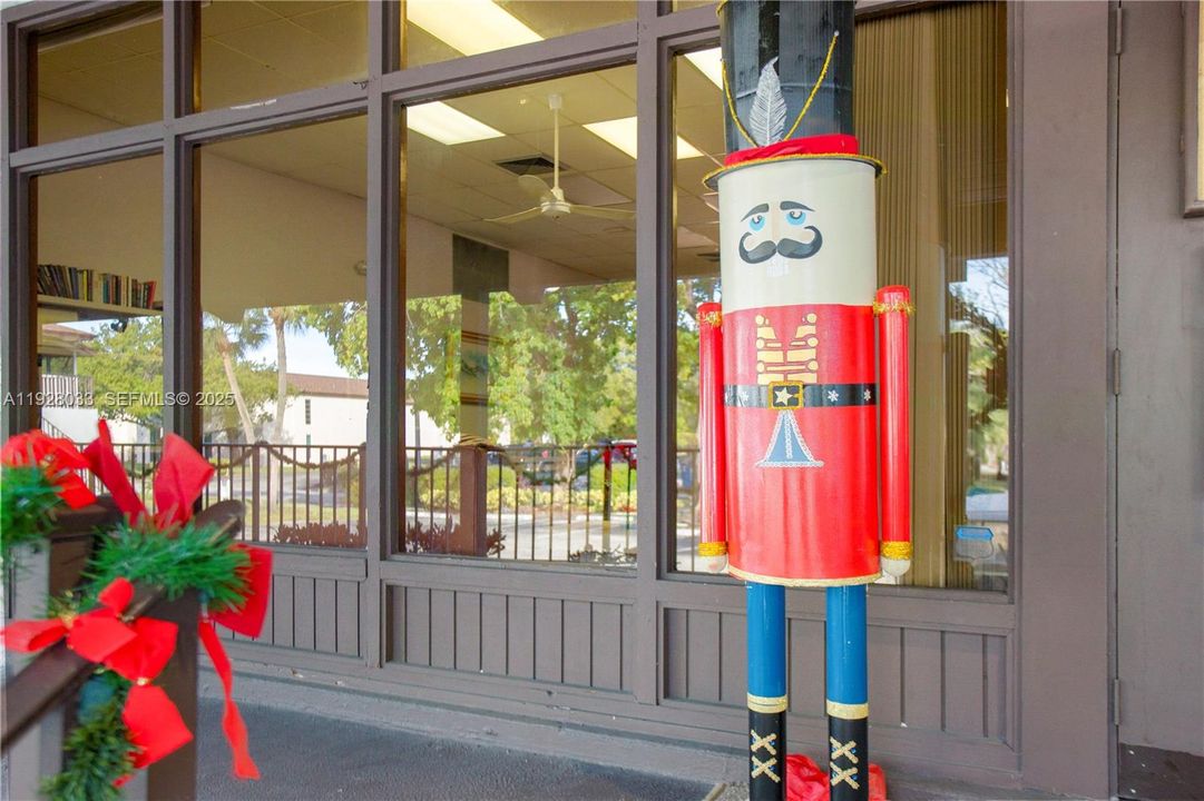 待售: $143,000 (1 贝兹, 1 浴室, 738 平方英尺)