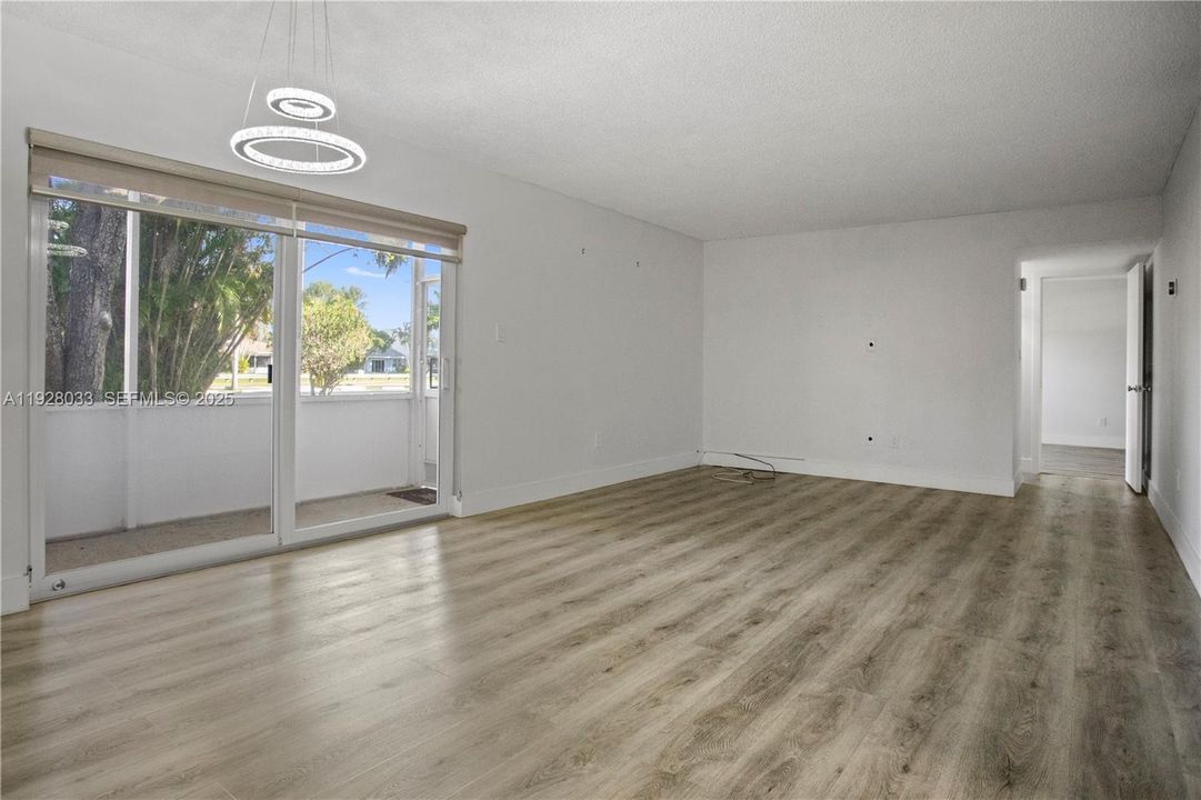 待售: $143,000 (1 贝兹, 1 浴室, 738 平方英尺)