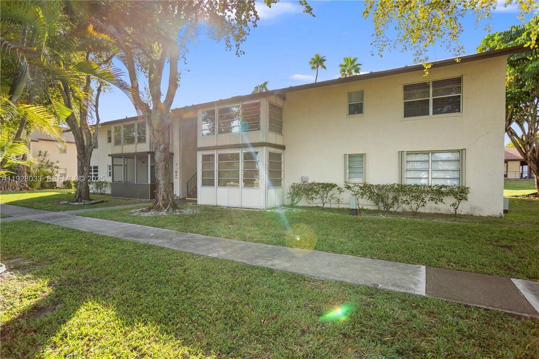 待售: $143,000 (1 贝兹, 1 浴室, 738 平方英尺)