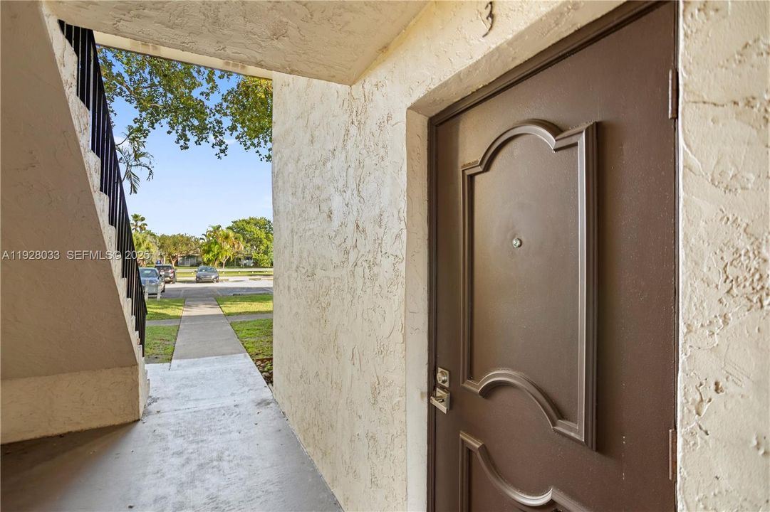 待售: $143,000 (1 贝兹, 1 浴室, 738 平方英尺)