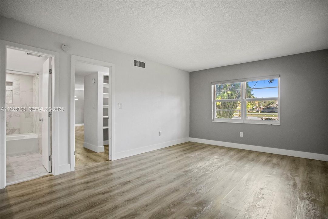 待售: $143,000 (1 贝兹, 1 浴室, 738 平方英尺)