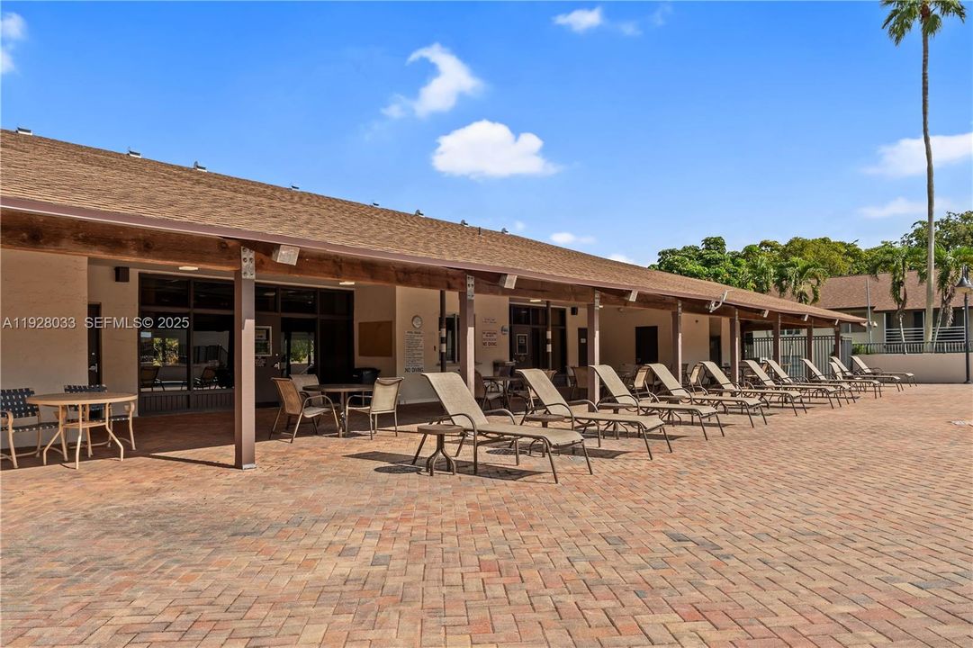 For Sale: $143,000 (1 beds, 1 baths, 738 Square Feet)