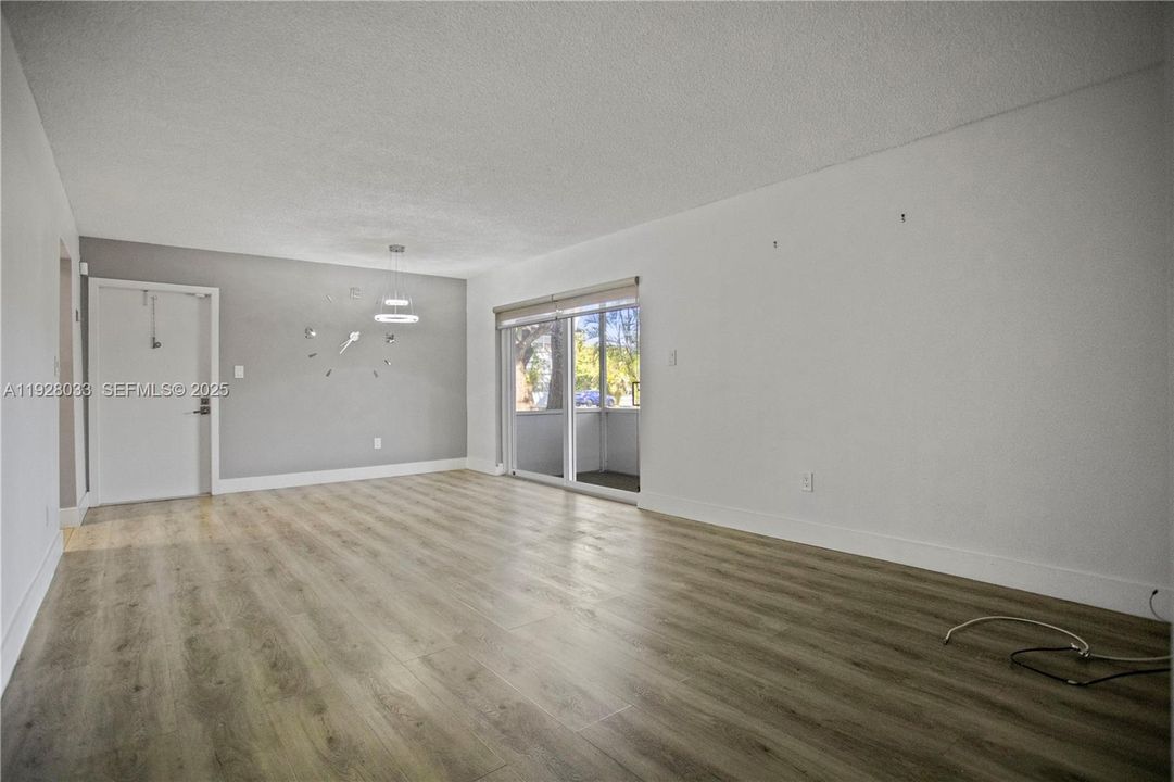 待售: $143,000 (1 贝兹, 1 浴室, 738 平方英尺)