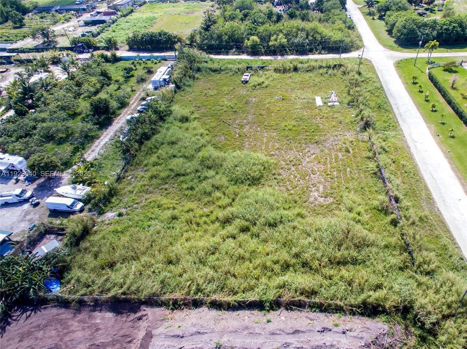 En Venta: $450,000 (1.77 acres)