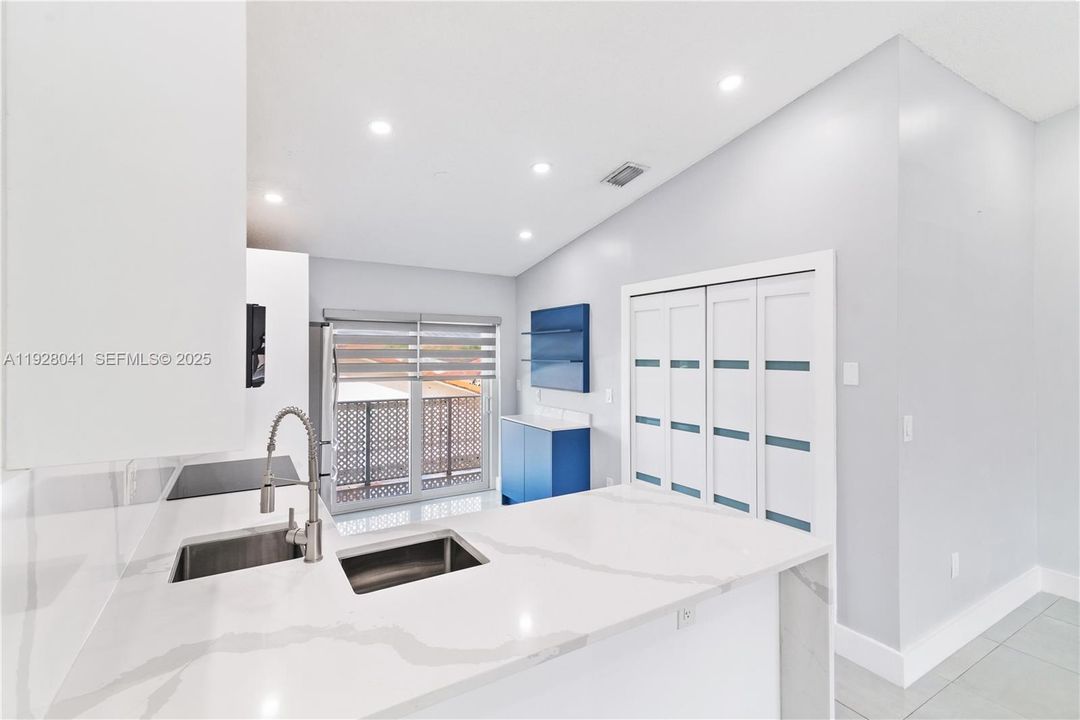 В аренду: $2,800 (2 спален, 2 ванн, 990 Квадратных фут)