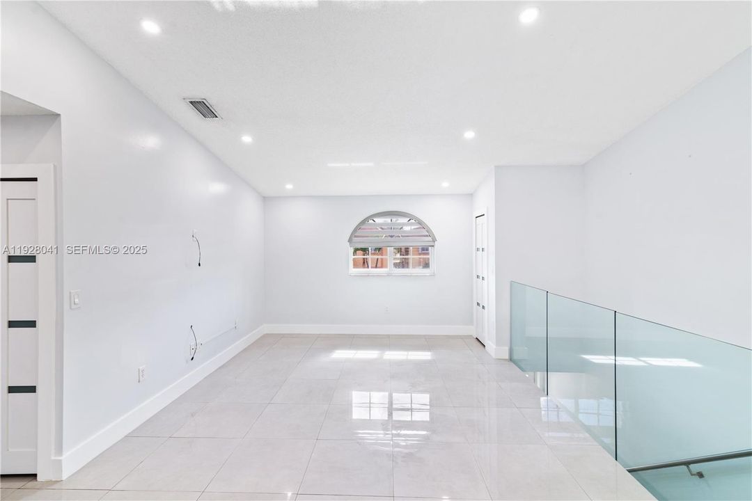 В аренду: $2,800 (2 спален, 2 ванн, 990 Квадратных фут)