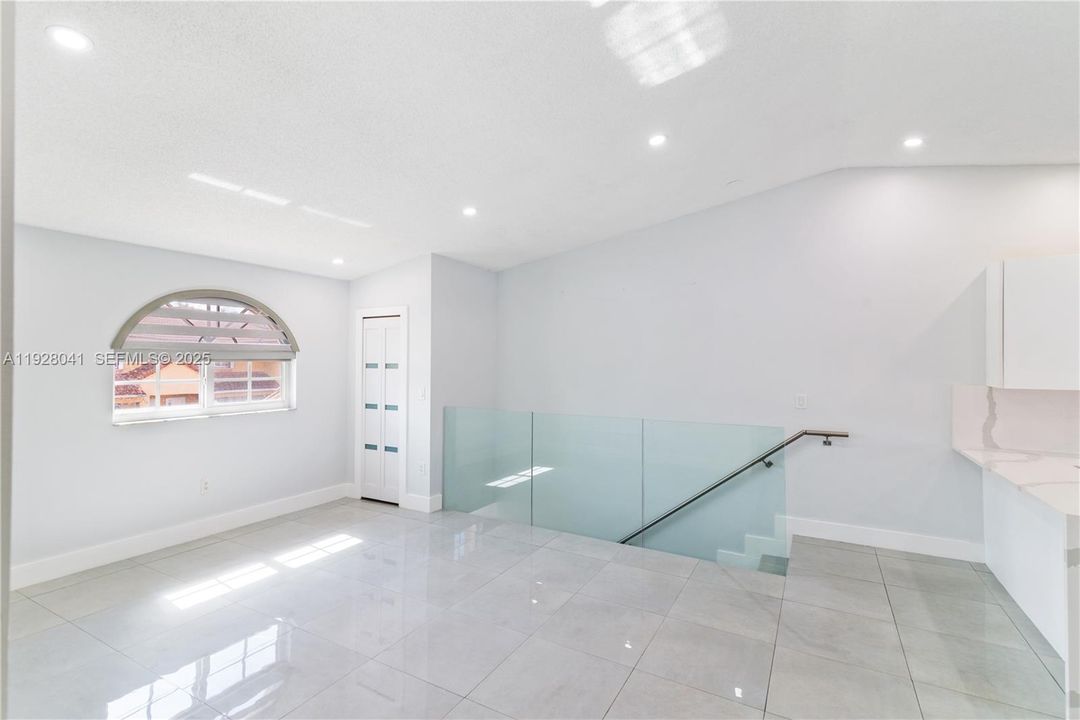 В аренду: $2,800 (2 спален, 2 ванн, 990 Квадратных фут)