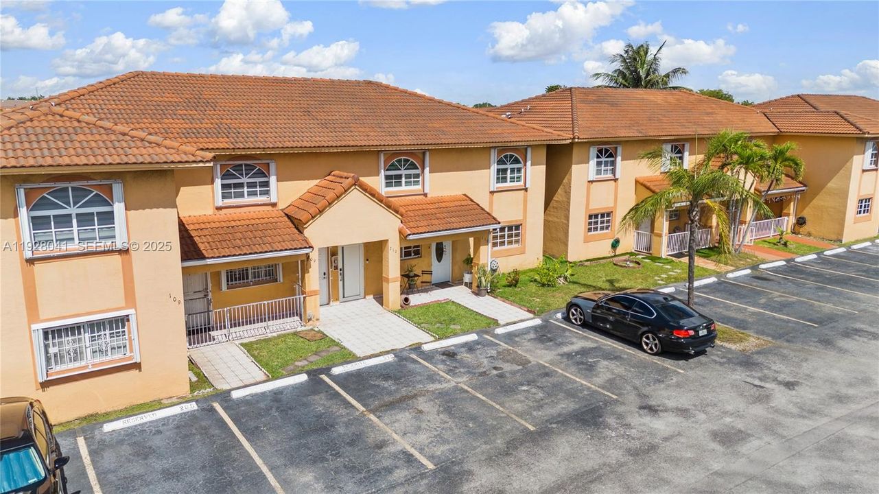 В аренду: $2,800 (2 спален, 2 ванн, 990 Квадратных фут)