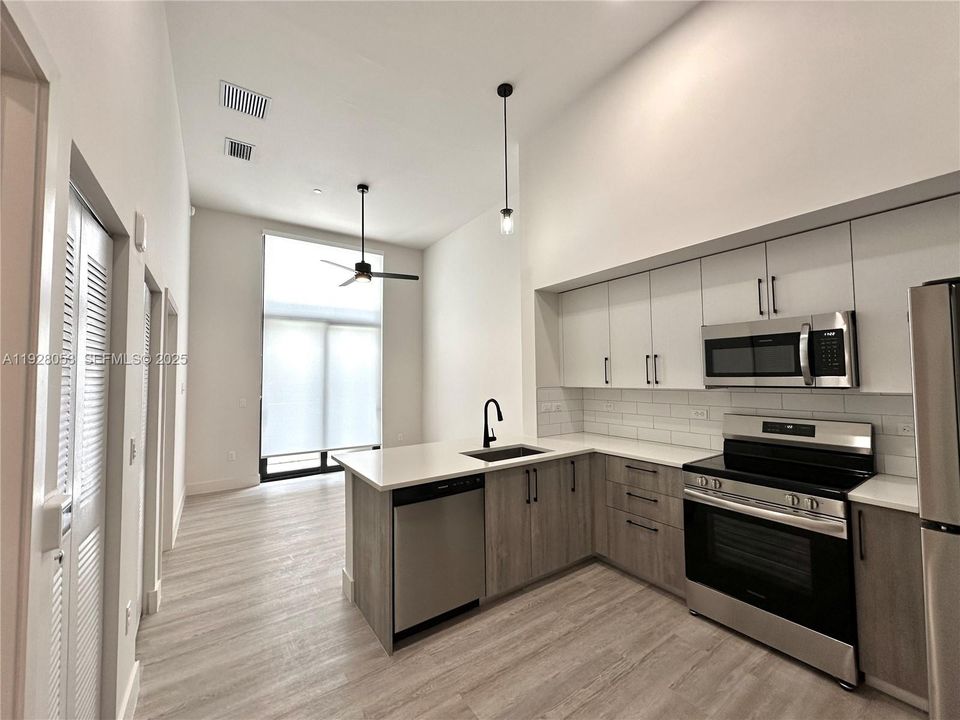 В аренду: $1,950 (1 спален, 1 ванн, 558 Квадратных фут)