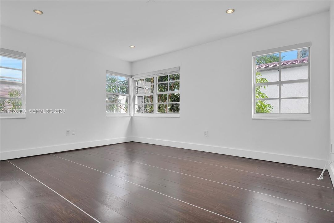 В аренду: $3,500 (2 спален, 2 ванн, 940 Квадратных фут)