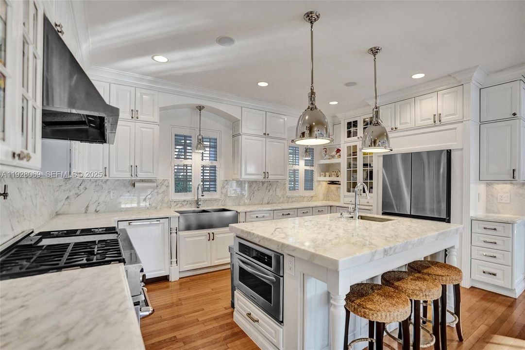 На продажу: $6,590,000 (7 спален, 8 ванн, 5036 Квадратных фут)