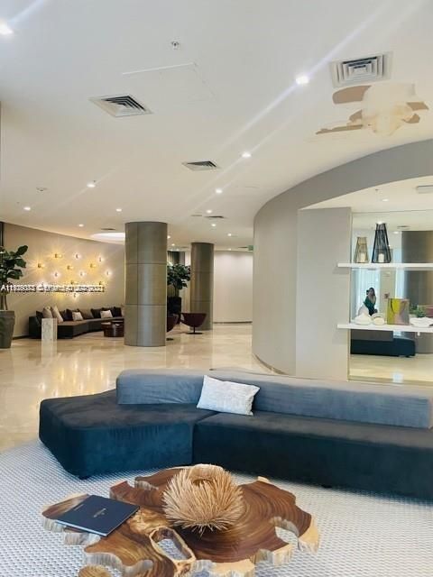 В аренду: $3,700 (1 спален, 1 ванн, 896 Квадратных фут)