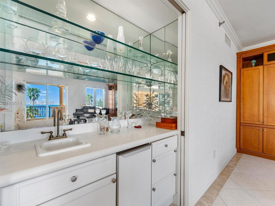 待售: $6,250,000 (2 贝兹, 2 浴室, 2530 平方英尺)