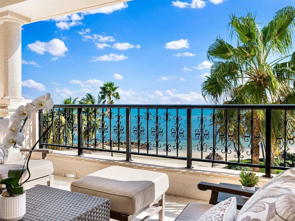 待售: $6,250,000 (2 贝兹, 2 浴室, 2530 平方英尺)