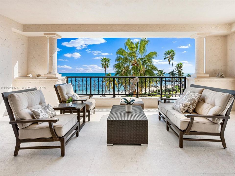 待售: $6,250,000 (2 贝兹, 2 浴室, 2530 平方英尺)