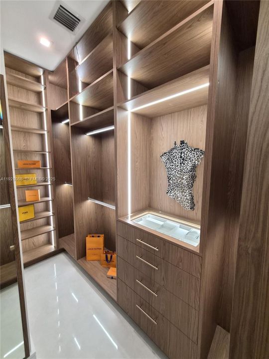 : $5,975,000 (5 beds, 6 baths, 0 Square Feet)