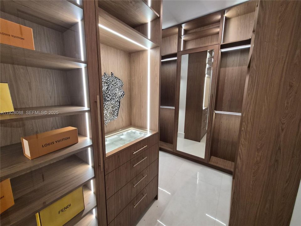 : $5,975,000 (5 beds, 6 baths, 0 Square Feet)