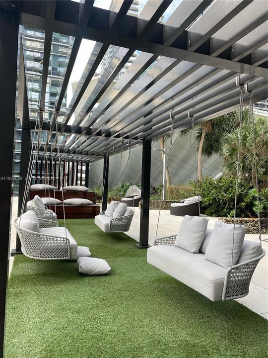 出租: $4,950 (1 贝兹, 1 浴室, 889 平方英尺)