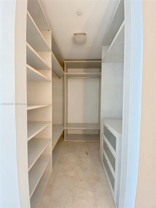 出租: $4,950 (1 贝兹, 1 浴室, 889 平方英尺)