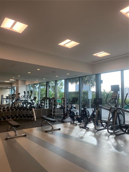 出租: $4,950 (1 贝兹, 1 浴室, 889 平方英尺)