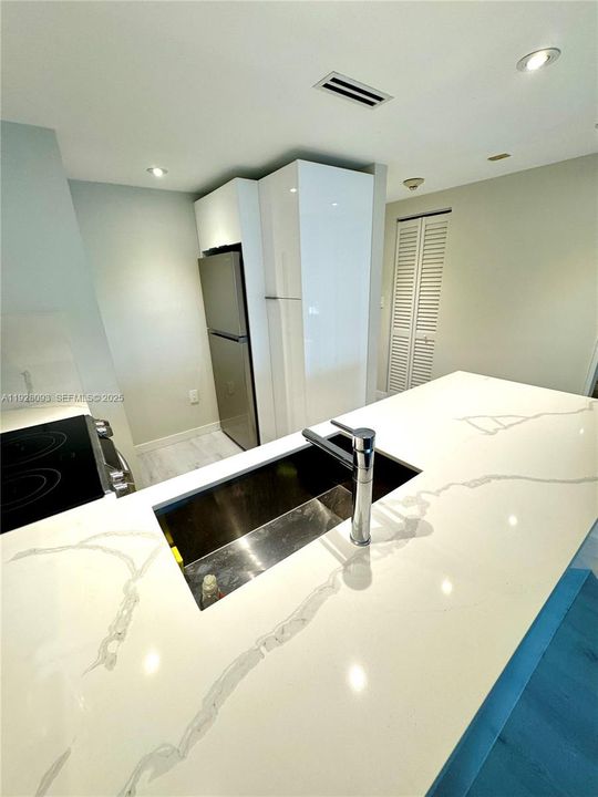 待售: $425,000 (1 贝兹, 1 浴室, 757 平方英尺)