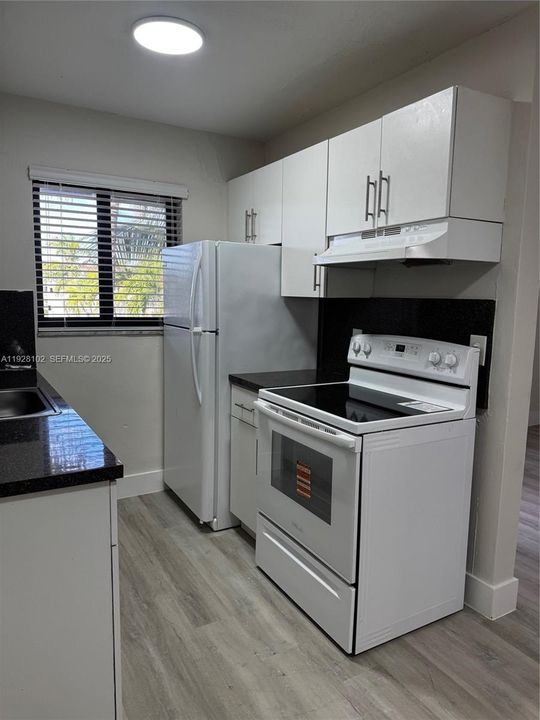 合同活跃: $1,800 (1 贝兹, 1 浴室, 650 平方英尺)