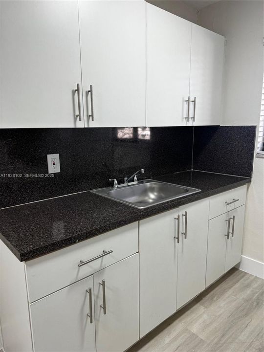 合同活跃: $1,800 (1 贝兹, 1 浴室, 650 平方英尺)