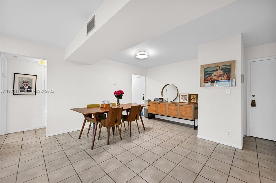 待售: $359,000 (2 贝兹, 2 浴室, 1129 平方英尺)