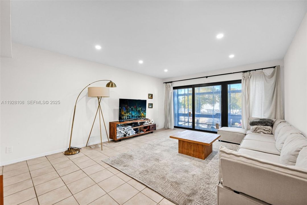 待售: $359,000 (2 贝兹, 2 浴室, 1129 平方英尺)