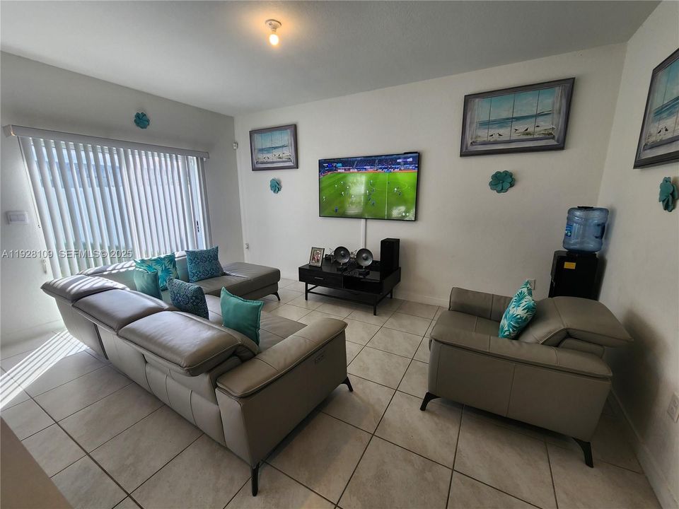 For Sale: $320,000 (3 beds, 2 baths, 1542 Square Feet)