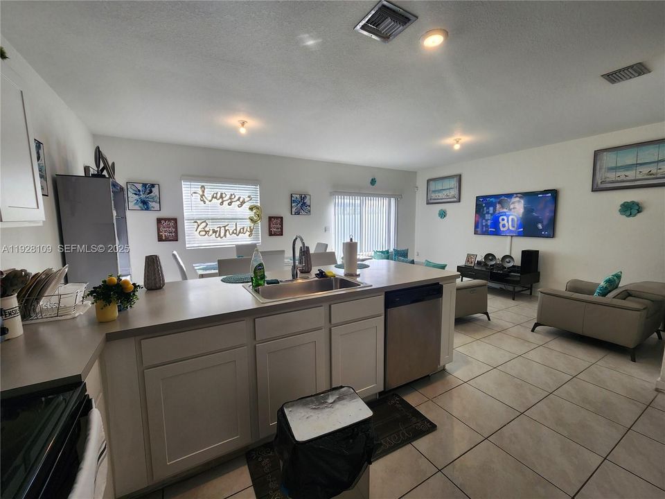 For Sale: $320,000 (3 beds, 2 baths, 1542 Square Feet)