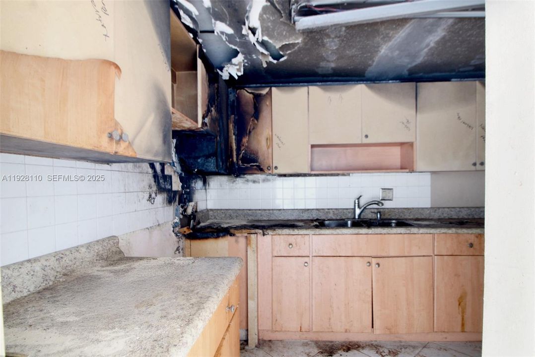 На продажу: $180,000 (2 спален, 2 ванн, 978 Квадратных фут)