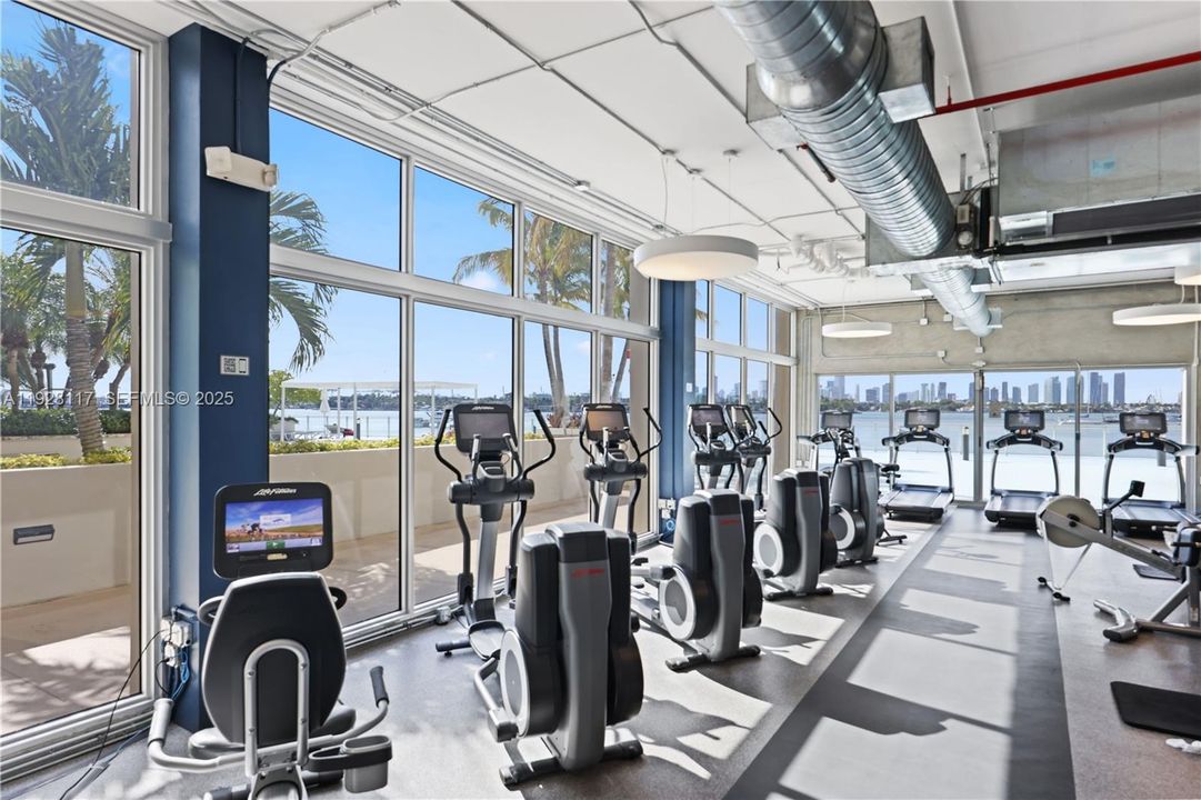 For Sale: $445,000 (1 beds, 1 baths, 990 Square Feet)