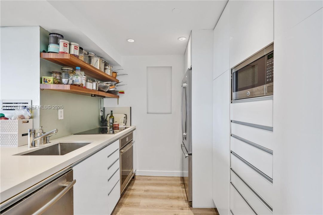 For Sale: $445,000 (1 beds, 1 baths, 990 Square Feet)