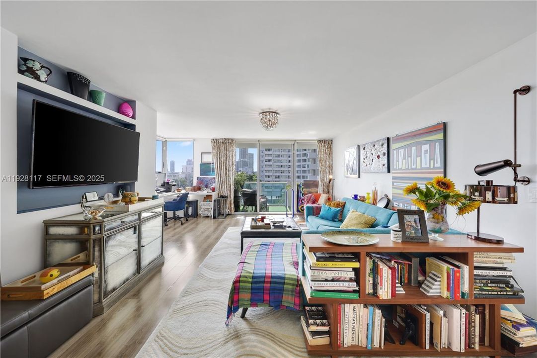 For Sale: $445,000 (1 beds, 1 baths, 990 Square Feet)