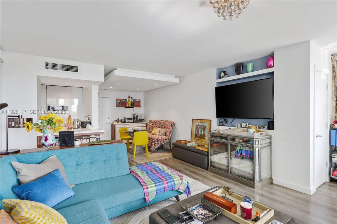 For Sale: $445,000 (1 beds, 1 baths, 990 Square Feet)