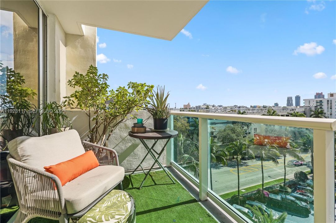 For Sale: $445,000 (1 beds, 1 baths, 990 Square Feet)