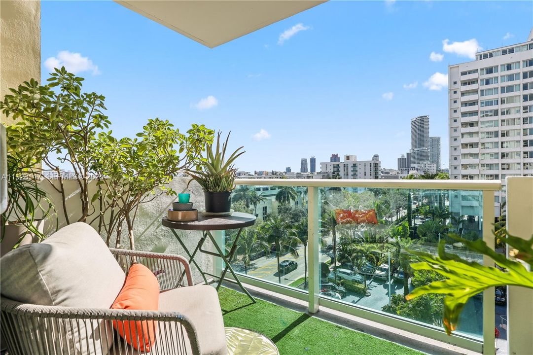 For Sale: $445,000 (1 beds, 1 baths, 990 Square Feet)