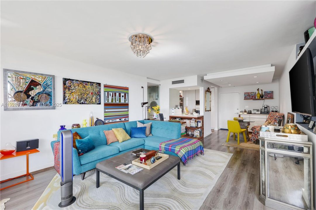 For Sale: $445,000 (1 beds, 1 baths, 990 Square Feet)