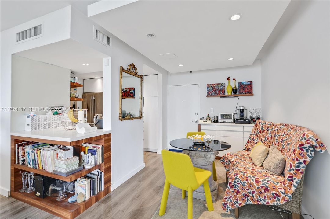 For Sale: $445,000 (1 beds, 1 baths, 990 Square Feet)